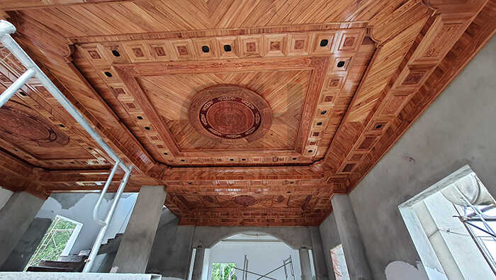 Hình ảnh thi công thực tế phun sơn bóng trần gỗ biệt thự cổ điển 2 tầng 